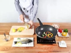 Cheffinger Wokpan Met Deksel - 32cm - Zwart - Pan - Keukenaccessoires 19 Cheffinger Wokpan Met Deksel - 32cm - Zwart - Pan - Keukenaccessoires -Keuken Verkoop 1200x892 2