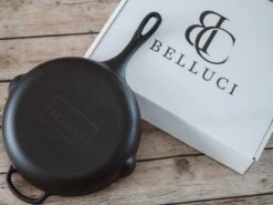 Belluci - Ø26cm - Koekenpan - Skillet + Deksel Geëmailleerde Gietijzeren Pan Voor BBQ En Inductie Incl. Accessoires - Hapjespan - Braadpan -Keuken Verkoop 1200x899 20