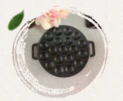 YUGN BLACK Poffertjespan Poffertjesmaker 6 Delige Set - 19 Poffertjes Incl Doseerfles Kwast Poffertjesvork Siliconen Ovenwanten - Platte Onderkant Poffertjespan Inductie Poffertjespan Elektrisch - Cadeau Tip -Keuken Verkoop 1200x993 1